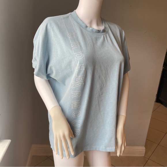 Like New Under Armour active wear top size Large 
Like new condition 
Logo - Picture 3 of 7